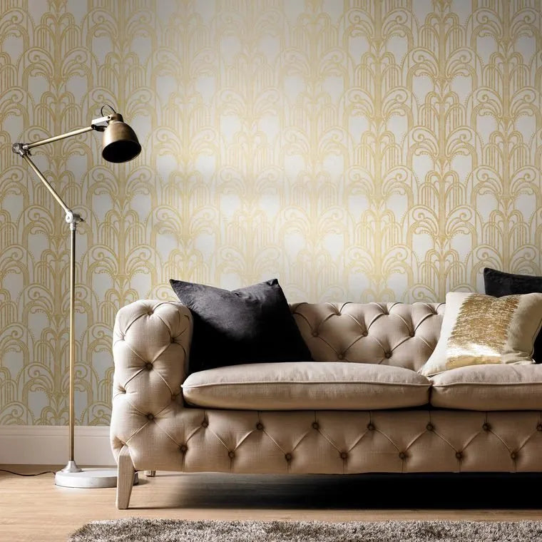 Closeup of a wallpaper showing its Art-Deco, Damask, Gold, Two-tone, White pattern, color, and subtle texture.