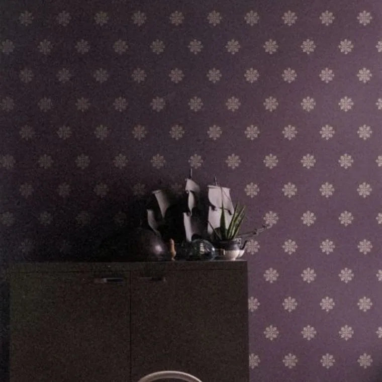 Closeup of a wallpaper showing its Contemporary, Cream, Floral pattern, color, and subtle texture.