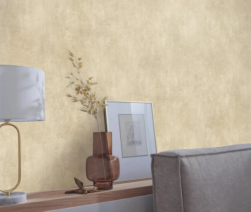 Erismann Elle Decoration 4 beige textured wallpaper with soft plaster-like finish behind a shelf and lamp
